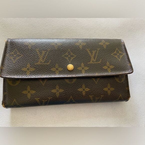 Auth Louis Vuitton Sarah wallet. Thais wallet comes with a snap pocket inside‎ - Picture 2 of 12
